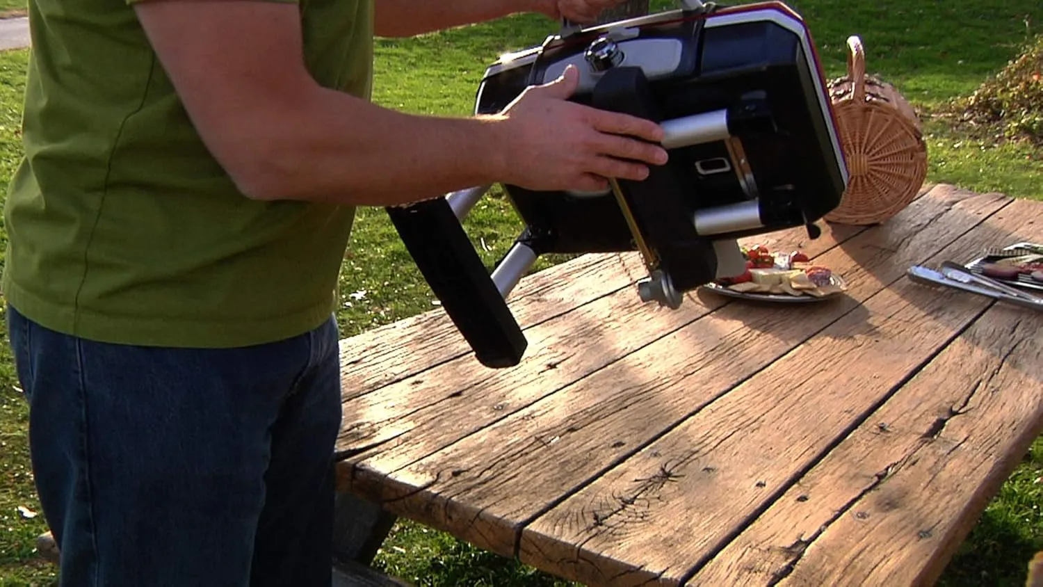 Cuisinart CGG-180T Petit Gourmet Portable Tabletop Propane Gas Grill, Red 17.6 x 18.6 x 11.8-Inch